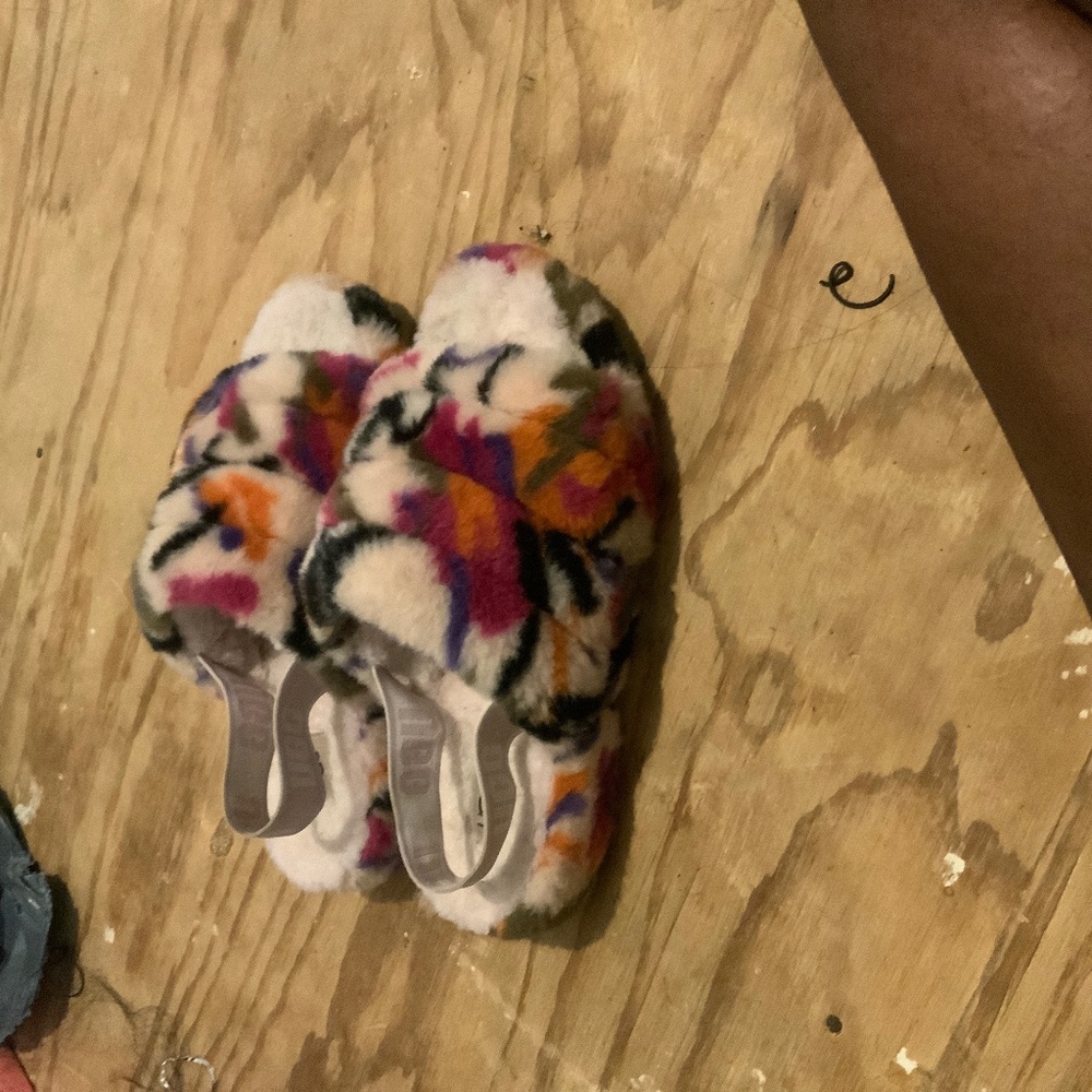 COPY-Ugg Slippers.....The slippers did not sale